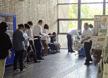 測定に長蛇の列!