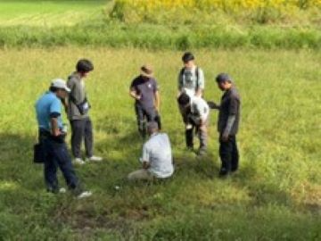 ほ場での土づくり指導の様子