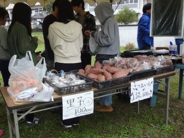 所狭しと並ぶ農産物