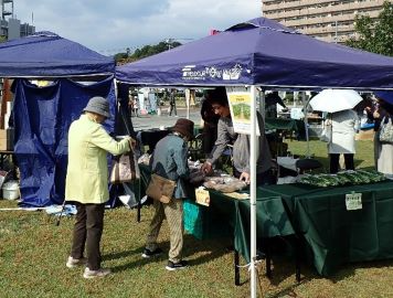 お目当ての農産物に出会えたようです