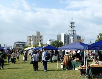 ブースを巡る多くの来場者
