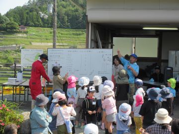 田植えの説明をする石田会長