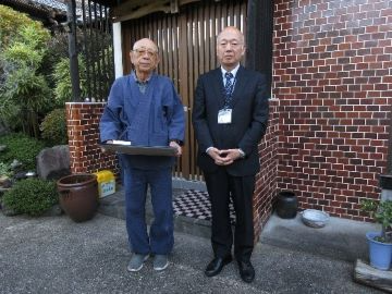 感謝状を手にする阿部さん(左)