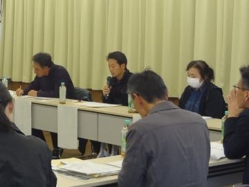 現場の状況を説明する生産者