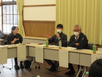 販売の状況を説明する生産者