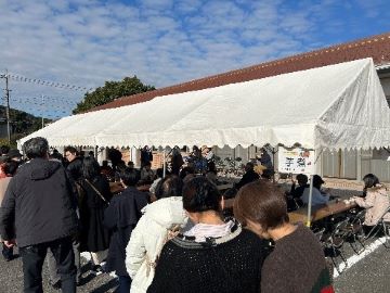 芋煮のふるまい鍋目当てに並ぶ来場者
