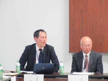 情勢説明を行う県拠点職員