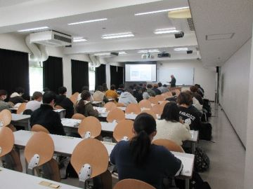 講義に集中する学生たち