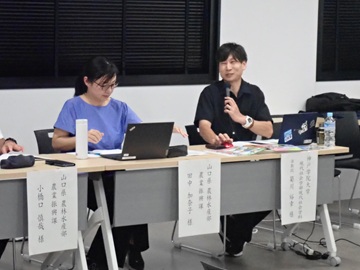 丁寧にアドバイスされる菊川先生