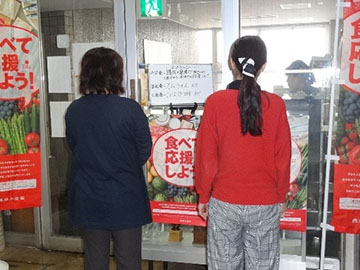 食堂前の来客者の様子