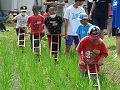 高校生の指導で小学生が田車押し