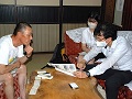 鈴木氏（左）との意見交換の様子