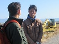 ほ場脇で説明する岡田代表