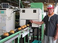 選果機と大野倉吉梨生産副部長