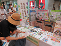 岡山県拠点のブースでクイズを楽しむ親子