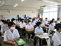 真剣に説明を聞く生徒たち