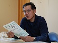 みどり認定のチラシに目を通す熊野氏
