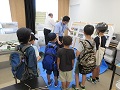 お米ができるまでの説明を熱心に聞く様子