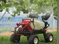 自動走行する農業用作業車