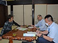 大西氏（左）との意見交換の様子
