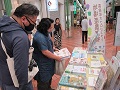 岡山県拠点のブースで資料を手にする皆様