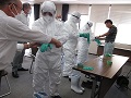 防護服着脱実習の様子