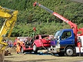 被災車両を吊り上げる様子