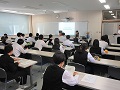 真剣に講義を受ける学生の様子