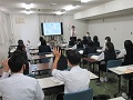 守屋地方参事官からの質問に応える生徒の皆さん