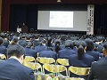 総勢800名の体育館内