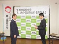 佐々木会長(左)への選定証の授与