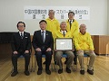 「小豆島陽当の里伊喜末」の皆様、岡野町長（左から2人目）と小野寺地方参事官（左端）