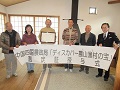 「Gomyo俱楽部」の皆様と小野寺地方参事官（右端）