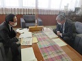 大山市長（右）に対して説明を行う小野寺地方参事官（左）