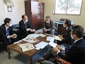 意見交換の様子、香川社長（中央）と山本局長（左から2人目）