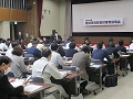 耳を傾ける参加者