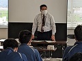 説明を行う職員