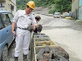 クリンカアッシュを手にする岡氏（手前）