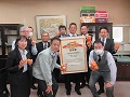 宣言書の前で記念撮影
