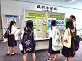 見える化の説明を聞く来場者