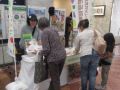 資料を手にとる来場者