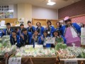 育てた野菜を前にした生徒たち