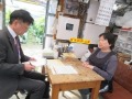 意見交換の様子と施設内の環境制御装置