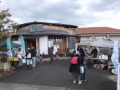 バザー及び上映会場に向かう来場者たち