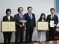 丸山知事（中央）との記念撮影（中央左が川上代表取締役）