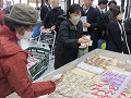 お菓子を手に取る来店者