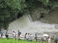 放水口からあふれる水