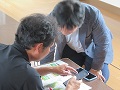 トマト栽培管理システム体験する農業者