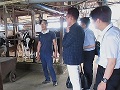牛舎内での眞嶋代表からの説明