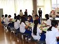 給食を食べる児童生徒